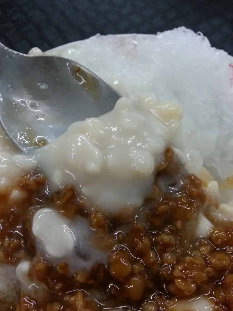 西門町。楊記花生玉米冰。料多到滿出來。天氣再冷也要吃！