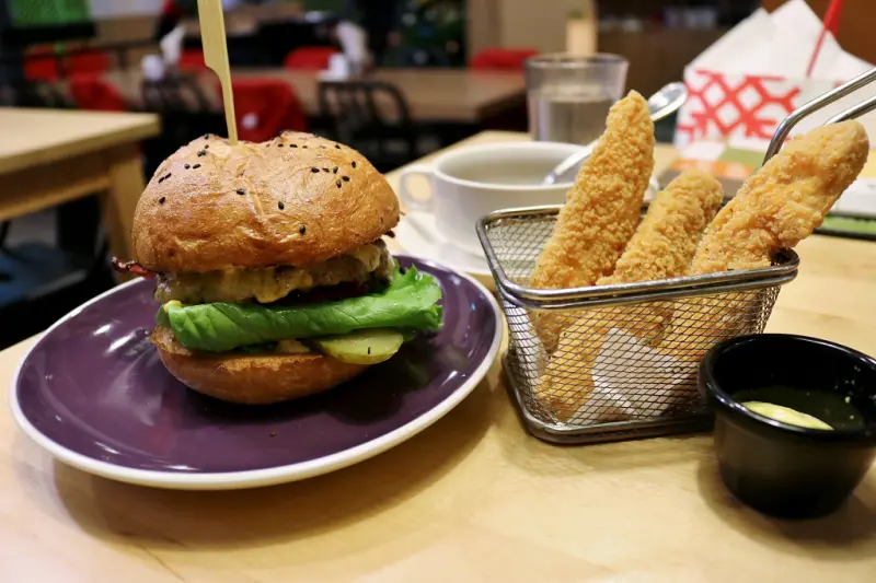 台北｜費尼餐廳歡樂會Fanier(瑞光門市) 內湖美式餐廳．內科美食．牛肉漢堡推薦 - 奇奇一起玩樂趣