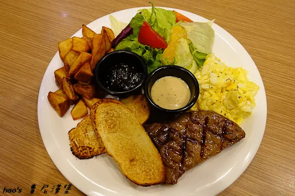 【台北內湖】費尼餐廳 瑞光店 捷運西湖站美食 - 好吃美式早午餐，重口味豬肋排好過癮