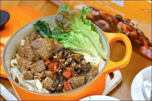 《COSTCO好市多必買好物/新上架試吃》名廚美饌牛犇雙嚮麵~先乾後湯雙重享受！