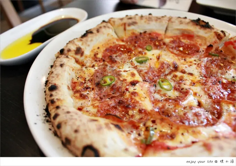 [台中] 意外發現實在不錯，隱藏在大容東西街、大樹底下的手工窯烤披薩：Carbone！