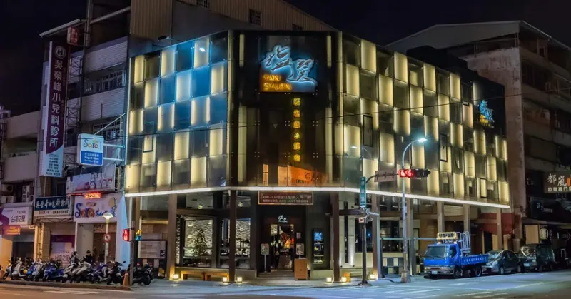 塩選輕塩風燒肉，鼎王旗下燒肉品牌，用餐環境內斂低調有質感，多類特色鹽類任你搭