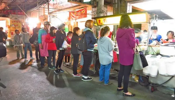 【台北美食】光輝肉羹-隱身在老舊市場裡排隊人潮從不間斷的超強小吃店