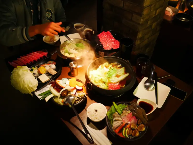 【Angelas日嚐】台中超人氣美味鍋物，價格平易近人，但肉質頗具水準，聚餐的好選擇，台中必吃火鍋【輕井澤鍋物(公益路旗艦店) 】