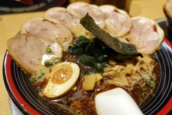 (胖樺食記)捷運忠孝敦化站推薦美食「屯京拉麵」/東區排隊店/來自東京日本池袋的好滋味/不收一成服務費