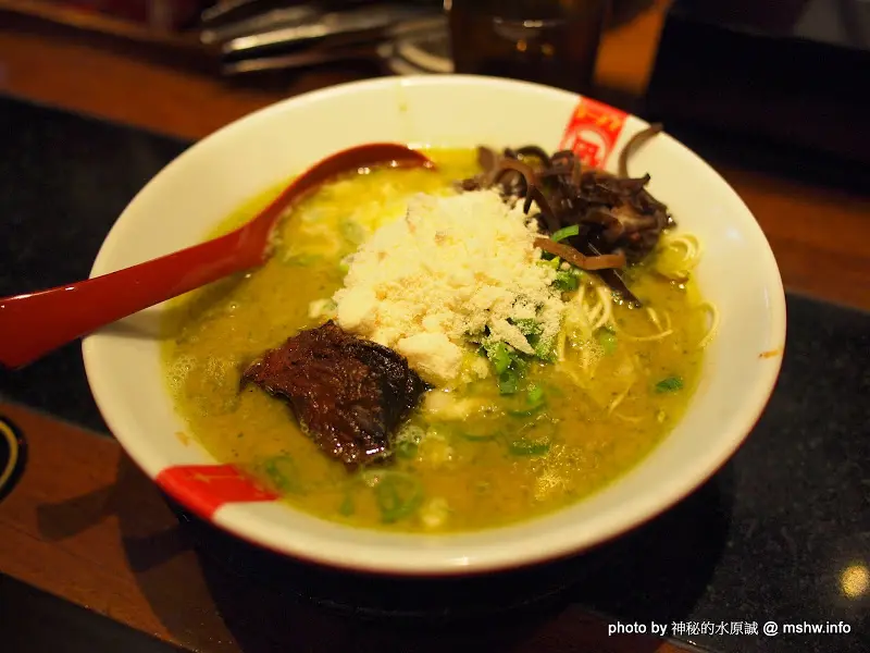 湯頭獨特,叉燒有特色!其實喝了會膩啦XD ~ 台北萬華〞ラーメン凪 豚王拉麵〞西門一號店