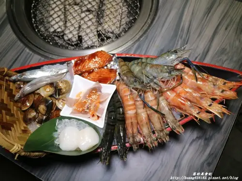 【台北信義區】信義區燒肉吃到飽『好客海鮮炭火燒肉吃喝到飽(台北信義店)』天使紅蝦、澎湖明蝦、巴掌蝦、泰國蝦通通吃到飽/live駐唱火烤兩吃/愛評體驗券/捷運市政府