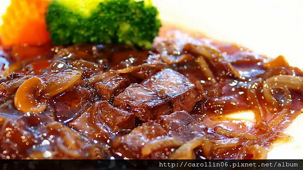 【隨興食記】躲在公館書局內的《早安布拉格》