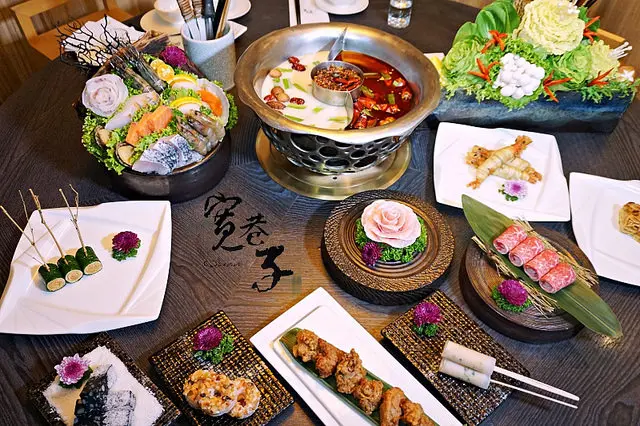 【士林站】<寬巷子>視覺味覺的頂級饗宴！松阪豬玫瑰花 、花藝般的青菜盤，被稱為米其林等級的火鍋，果然好吃得不得了