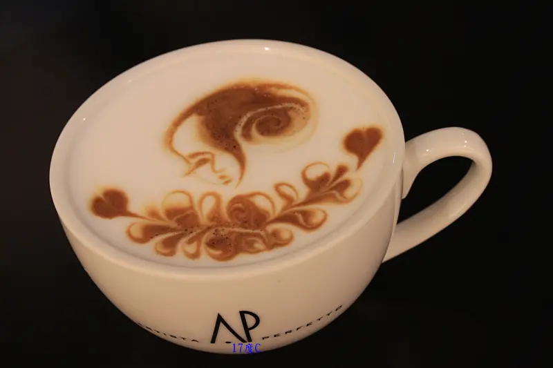【台北。信義】無須指定拉花，每杯拿鐵充滿驚喜圖案，且不失冠軍風範～。Artista Perfetto。