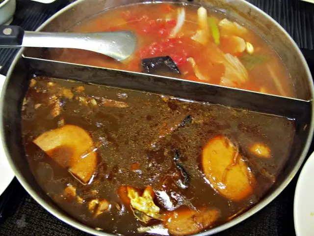 
素食麻辣鍋吃到飽~小心上一ㄣˇ
