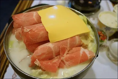 《桃園龜山林口美食》家芬傳統豆花~豆花店賣的超人氣香濃牛奶鍋，營業時間到立馬客滿！