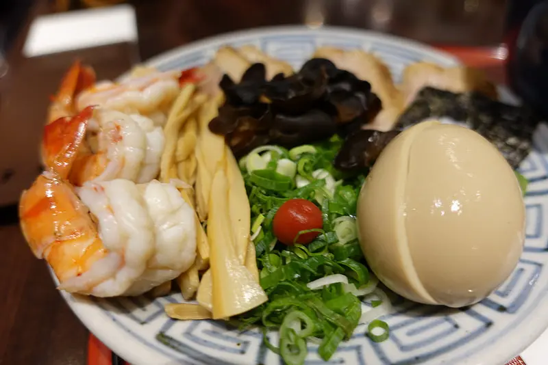 (胖樺食記)台北車站推薦美食“Santouka Taiwan 山頭火 京站店”/來自北海道的豪華拉麵