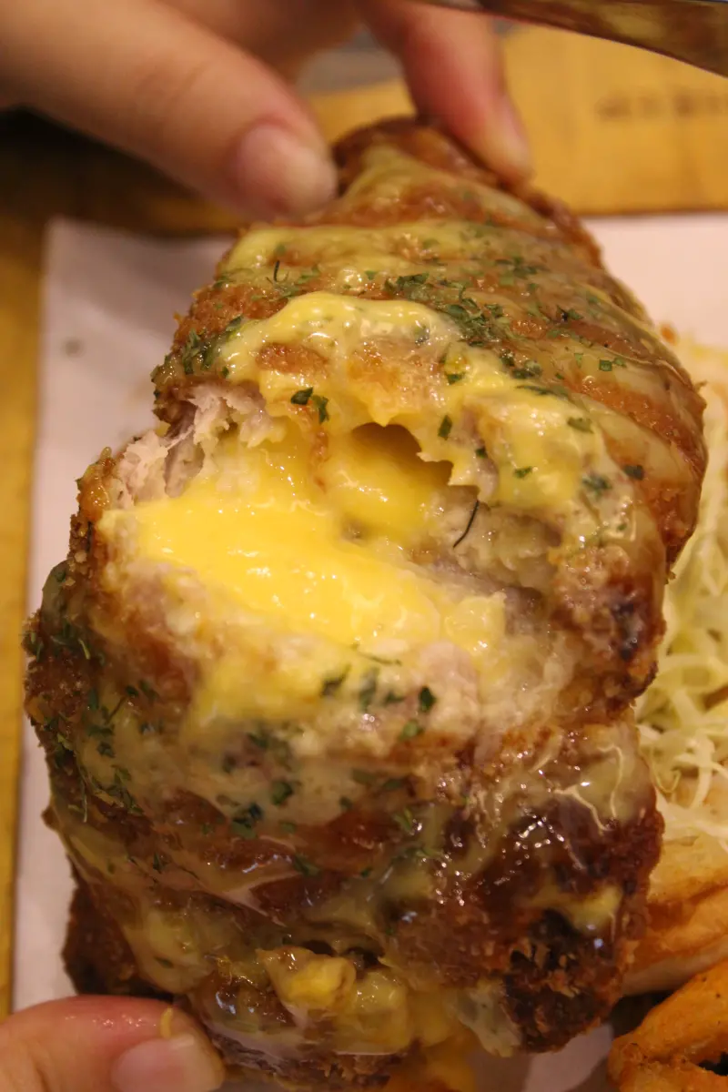 民權西路站 BLACK SHEEP黑羊加州波丁麵包巧達餐廳 便宜爆漿豬排堡~!!