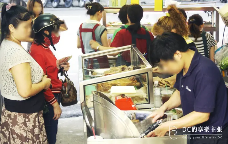 吃在台中 翁記剝骨鵝肉 吃鵝肉不啃鵝骨 價格稍貴 但口味細緻