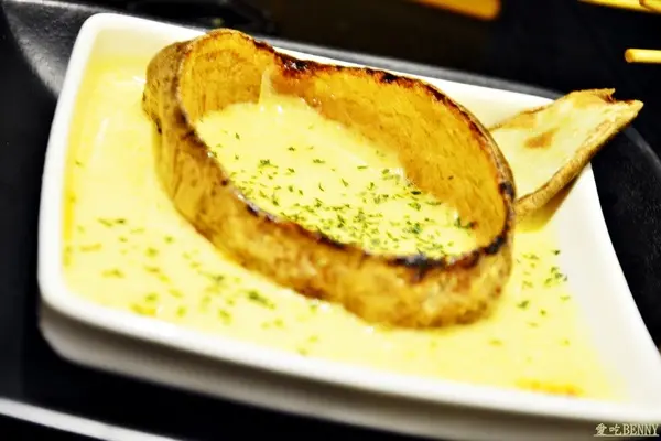 中原夜市中ＣＰ值很高的串燒店!（白飯與柴魚無限供應），雖然名字讓我打冷顫 -- 燒鳥串燒