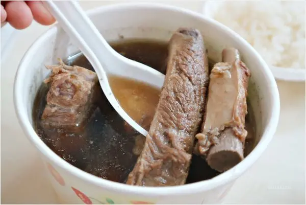 [台北大安]216巷米粉湯藥燉排骨|用便宜的價格享受一頓美味的台味午餐(捷運忠孝敦化站)