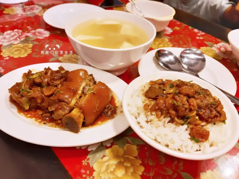 【台中中區】富鼎旺豬腳-中正店，台中2020米其林必比登美食小吃，豬腳皮Q肉嫩鹹香味足，魯肉飯化口綿密，竹筍湯香氣濃郁