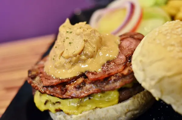 你說什麼!花生醬配上燒烤過後的漢堡肉竟然可以這麼銷魂! -- 艾可先生