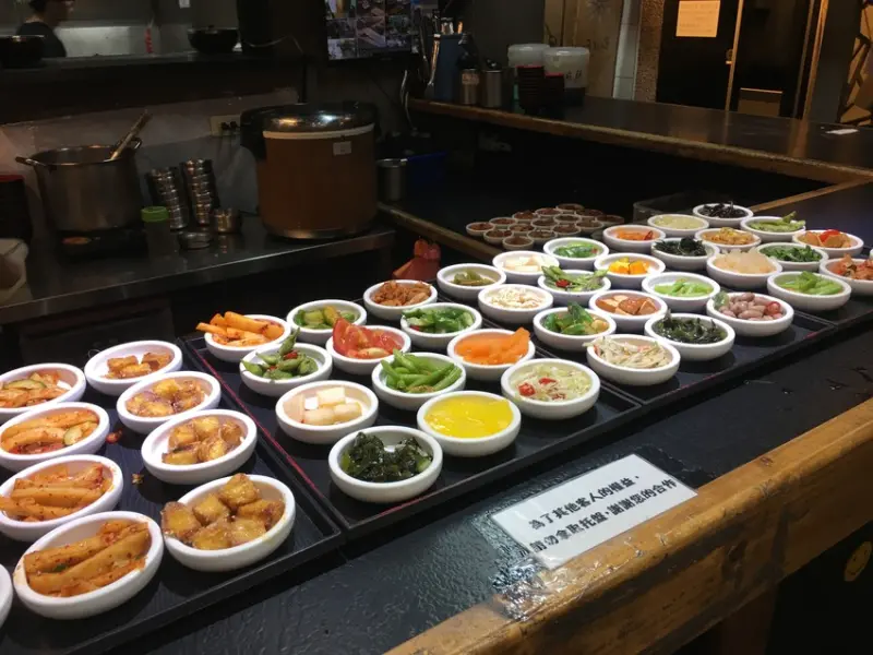 《新北❤️新店》你沒看錯，超猛百樣小菜免費吃到飽，高CP超好吃的朝鮮味韓國料理（韓式料理、新店美食、新北美食、捷運美食、大坪林站美食、捷運大坪林）