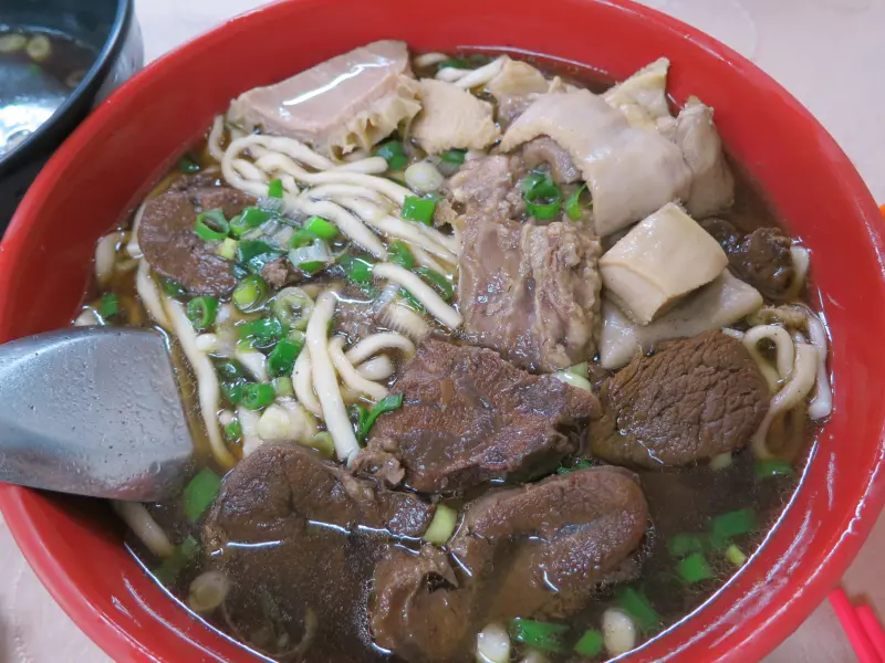 [吃在新店] 光明老街上的老劉牛肉麵