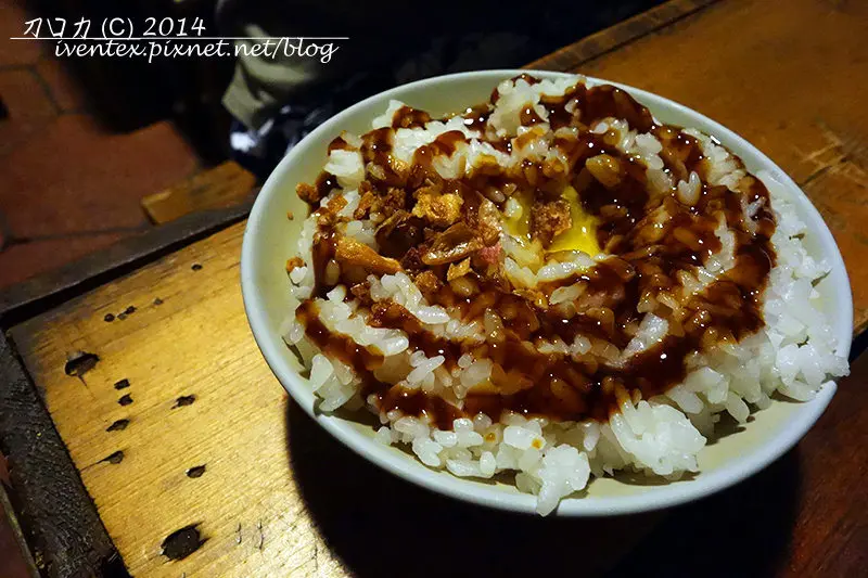 【台南。食記】隱身三合院的飄香燒烤！巷弄間的「老厝一九三三」越夜越美麗