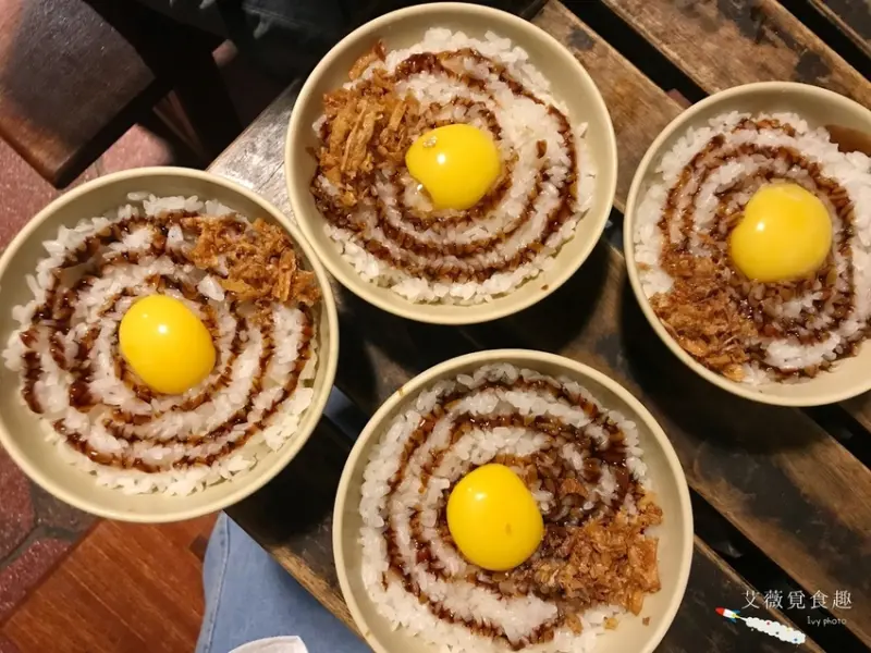 老厝1933 || 台南宵夜首選，食尚玩家推薦！夜晚人潮熱絡不絕， 每人必點一碗豬油拌飯配串燒啤酒，真的好幸福❤️