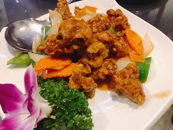 【桃園 * 八德】七彩雲南 7Yunnan ，平價高ＣＰ值的雲南料理！打拋豬～糯米粑粑，一家人聚餐的好選擇！