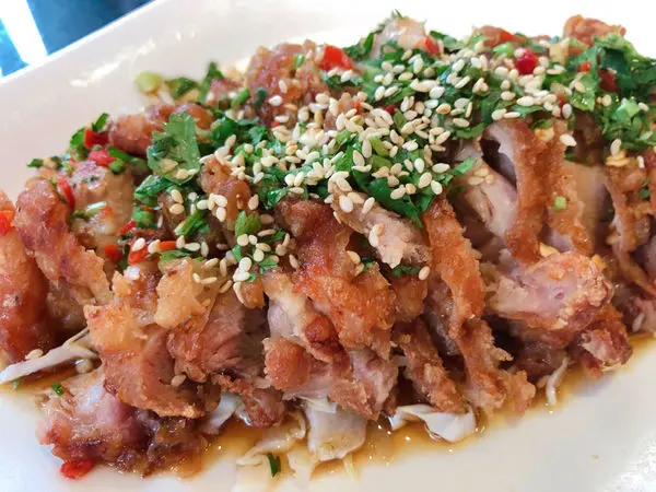 桃園美食/八德區 七彩雲南  剁椒芝麻雞 破酥包必點