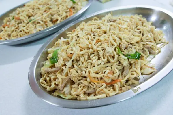 金門週末遊 - 摸黑散步就為了這盤鴻美炒泡麵，另外也別忘了多汁的蚵嗲之家