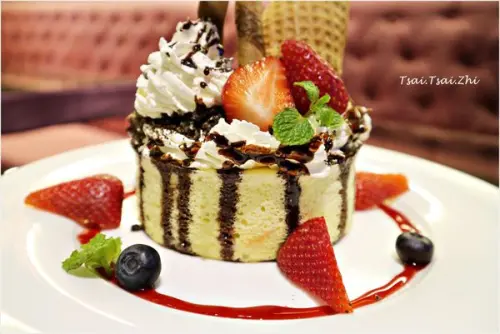 [新北板橋]栢金BIRKING-Waffle.Brunch.Bistro|BBQ炭烤豬肋排、海洋鮭魚班乃迪克蛋、厚切培根起司堡、繽紛莓果派對舒芙蕾厚鬆餅