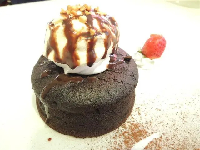 西門町 Oyami cafe 白馬夢幻公主風 明太子義大利麵 草莓鬆餅 巧克力布朗尼 空間超大適合聚餐 分食也甜蜜蜜~