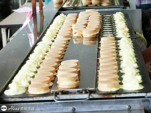 【屏東萬丹】黃家萬丹紅豆餅 創始店 | 人氣排隊店 內餡料多實在 但口感稍嫌濕軟 味道較不足 
