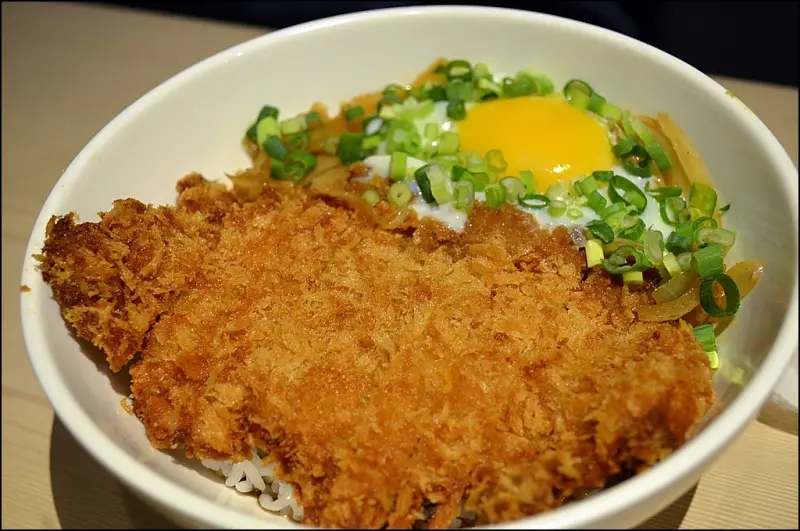 台中平價美食。凱撒盒子日式洋食專賣店。百元有找高CP值美味丼飯