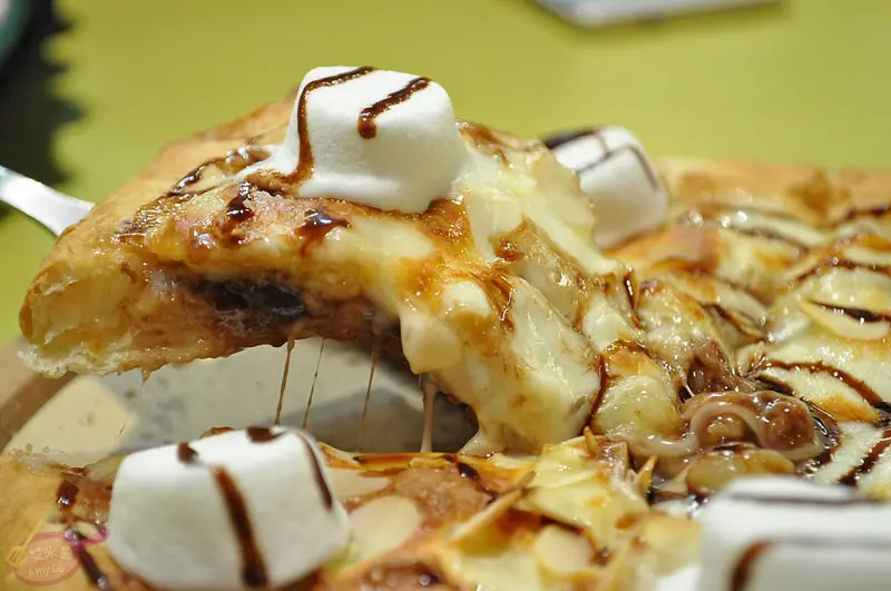 南屯平價美食。凱撒盒子南美店。推薦牛肉丼飯好揪西、鹹/甜披薩超爆料、冬日暖胃薑母鴨烏龍麵。有WIFI/供插座/不限時