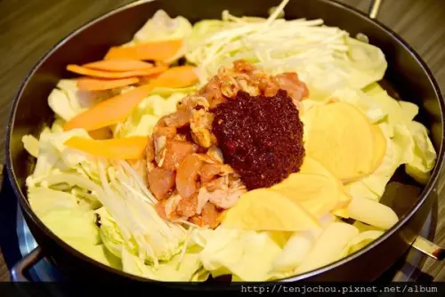 花花，甲飽沒【台北食記】飯館兒 師大夜市超人氣平價韓式料理 炒辣雞香辣過癮啊！