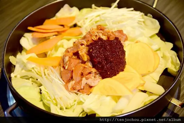 花花，甲飽沒【台北食記】飯館兒 師大夜市超人氣平價韓式料理 炒辣雞香辣過癮啊！