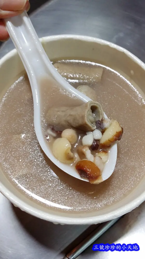 台北大稻埕。妙口四神湯肉包專賣店。物超所值餡料爆炸多的四神湯你一定要來吃看看。迪化街美食推薦。捷運北門站