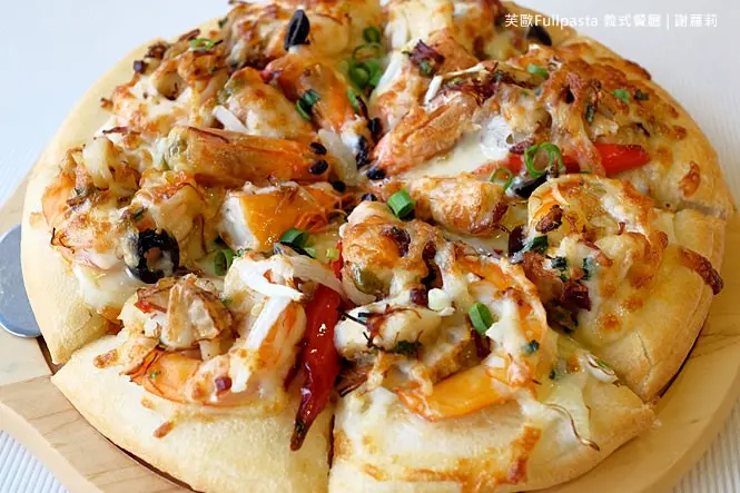 《新竹♥食記》芙歐 Fullpasta 義式餐廳。海派披蕯，每片都可以吃到紮實的整尾鮮蝦及干貝，情人節限定超高CP值套餐，雙人只要999元就可以吃到10道料理呦！