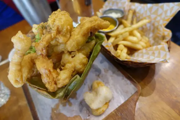 (胖樺食記)義大利麵早午餐「貳樓餐廳-仁愛店」/燈光美氣氛佳/炸海鮮跟泰式椒麻雞義大利麵是地雷/商業午餐/紅茶等了三十分鐘