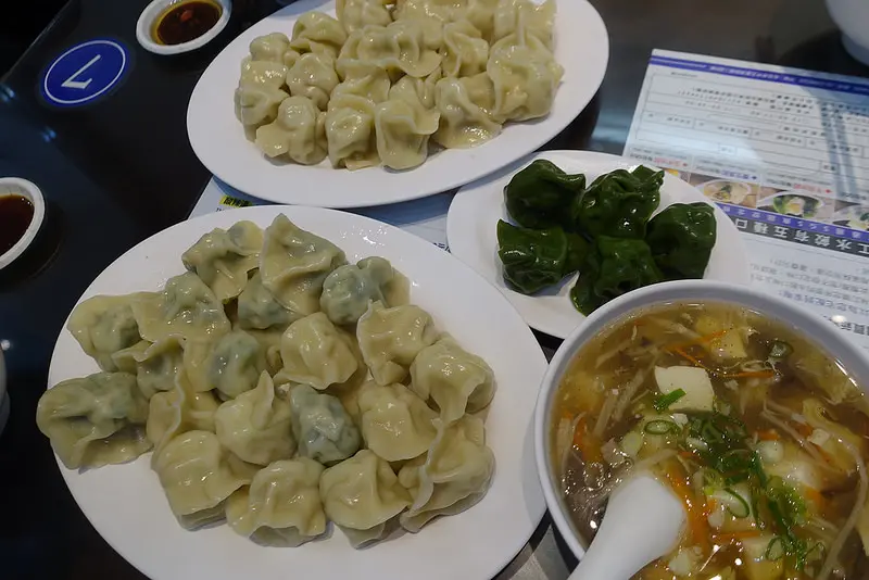 (胖樺食記) 捷運善導寺站超推薦餐廳「巧之味手工水餃」/高CP值小吃/干貝水餃/排隊人氣店/春芳號/文青飲料/地瓜鮮奶茶