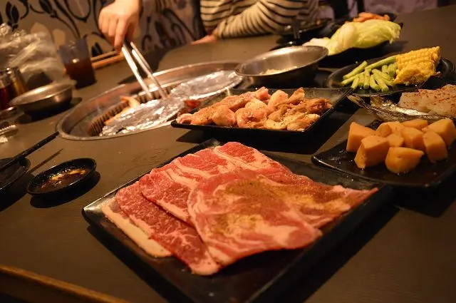 櫻花羿日式精緻炭火燒肉~~東區優質燒肉吃到飽．美味食材搭配舒適環境讓人用餐有好心情