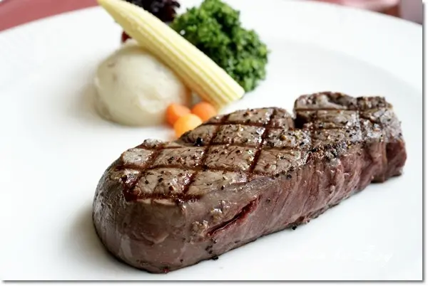 【台北美食】沃克牛排VOLKS*復興店 ~不只牛排，還有獨具特色的野菇培根蛋醬緞帶麵~ 沃克肋眼牛排 菲力牛排 特製青醬嫩雞琴弦麵 ~ 微風廣場附近 ~ 吉野家集團  