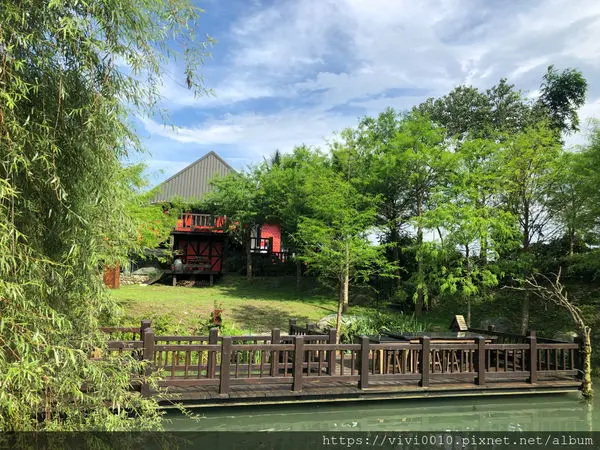 圓圓家睡外面-《花蓮民宿》汎水淩山自然手感民宿，小精靈隨時出沒的國度，像極了國外渡假的悠閒自在!