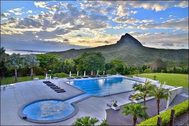 《恆春墾丁秘境住宿》前有泳池草皮停機坪，坐擁墾丁大灣和大尖山夕陽無敵視野，依山面海的華泰瑞苑墾丁賓館！