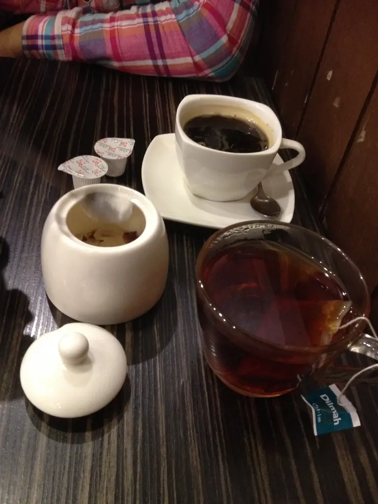 鯊魚咬土司-10月底之前 穿格子衣有打折喲