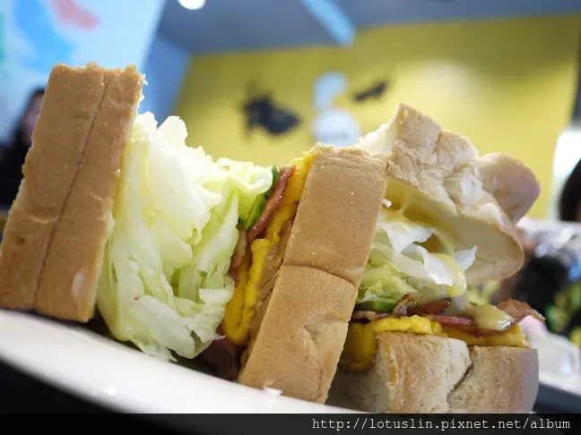 可愛的鯊魚愛咬土司