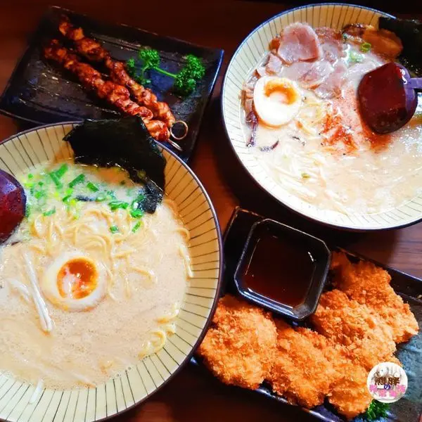 【桃園】人氣排隊美食，平價美味拉麵吧，湯頭濃郁麵條Q彈，日式炸豬排拉麵，酥脆鮮嫩好美味，串烤雞腿必點美食之一。