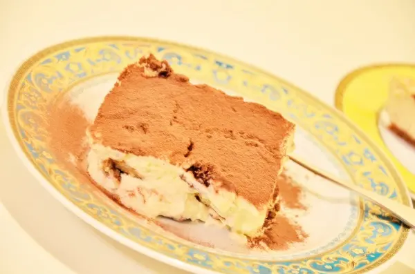 晚上沒事,可以進來坐坐,讓高CP值的手工提拉米蘇陪你幾個小時 -- 燊咖啡