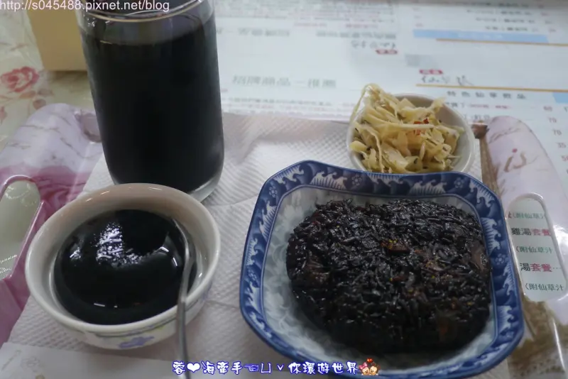 【新竹】印象深刻~餐點都是烏七媽黑的，客人卻超愛的ღ仙草巷